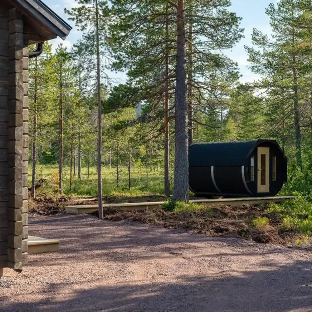 Fristående bastustuga vid fjällhus.