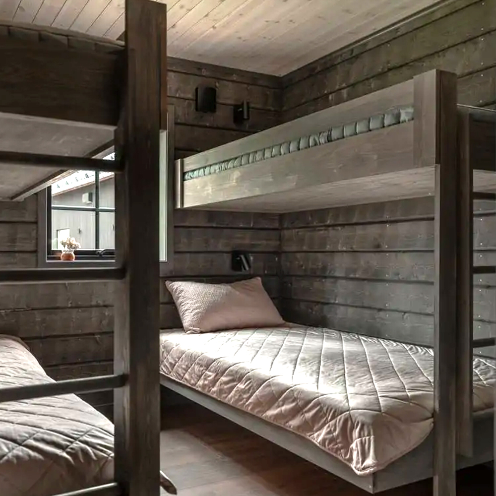 Sovrum med platsbyggda våningssängar